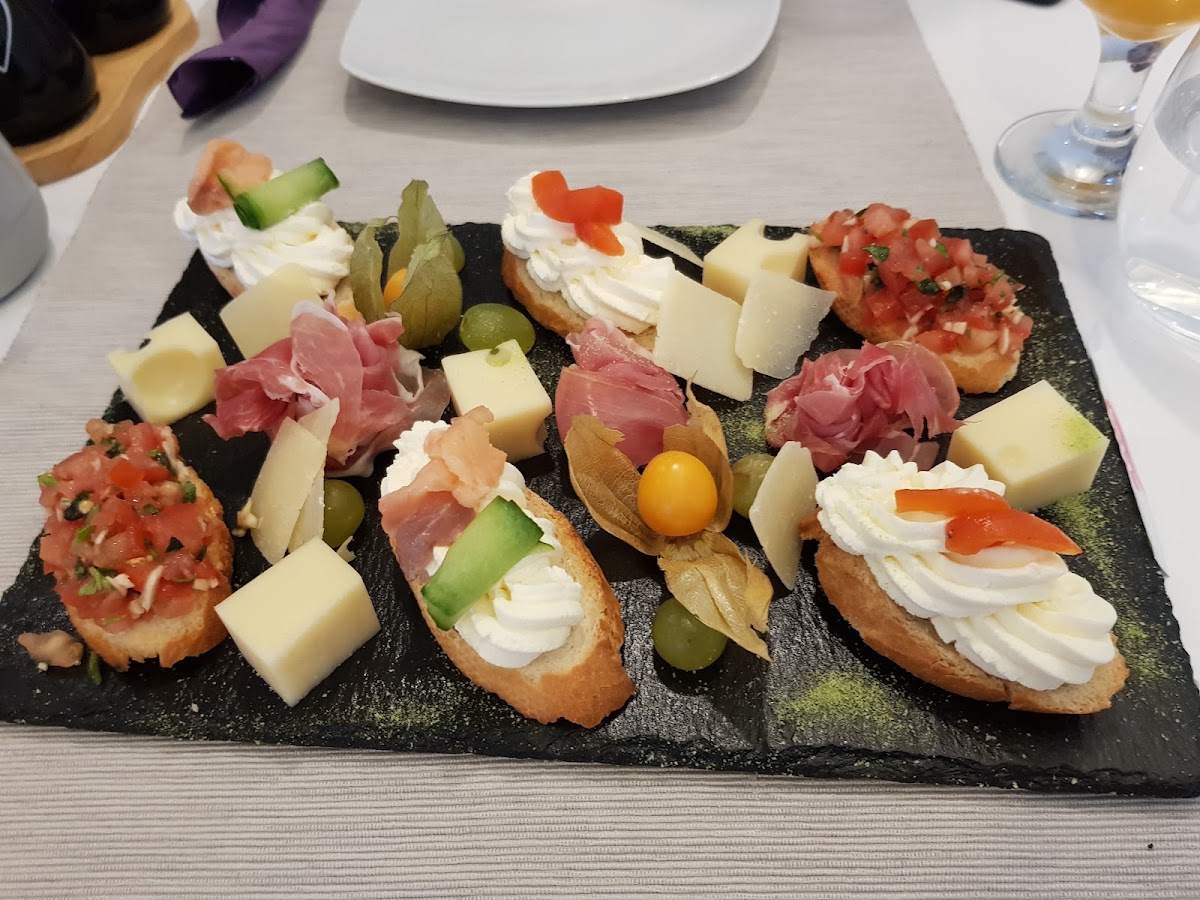 Platou Bruschette și Brânzeturi pentru 2 persoane